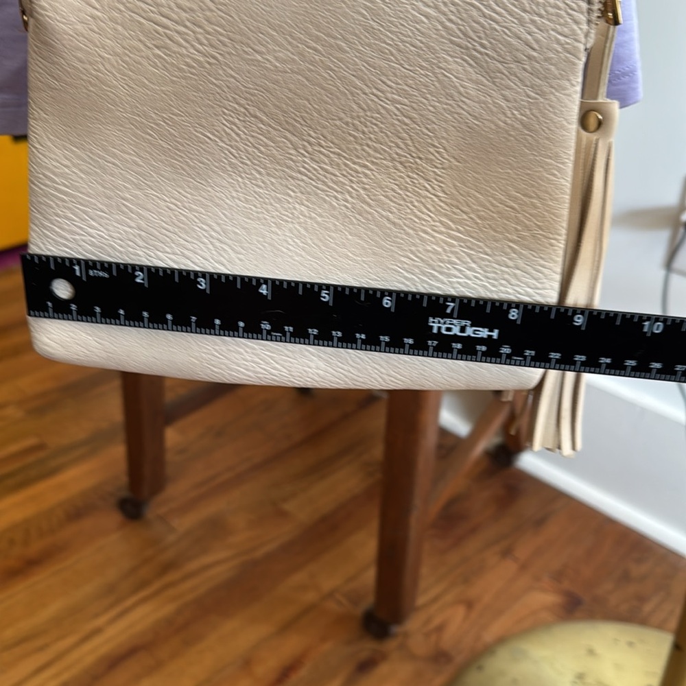 Cream/Bone/Tan Colored Cross Body Bag Gold Tone Hardware Tassel Kiss Lock Clasp - Picture 10 of 17